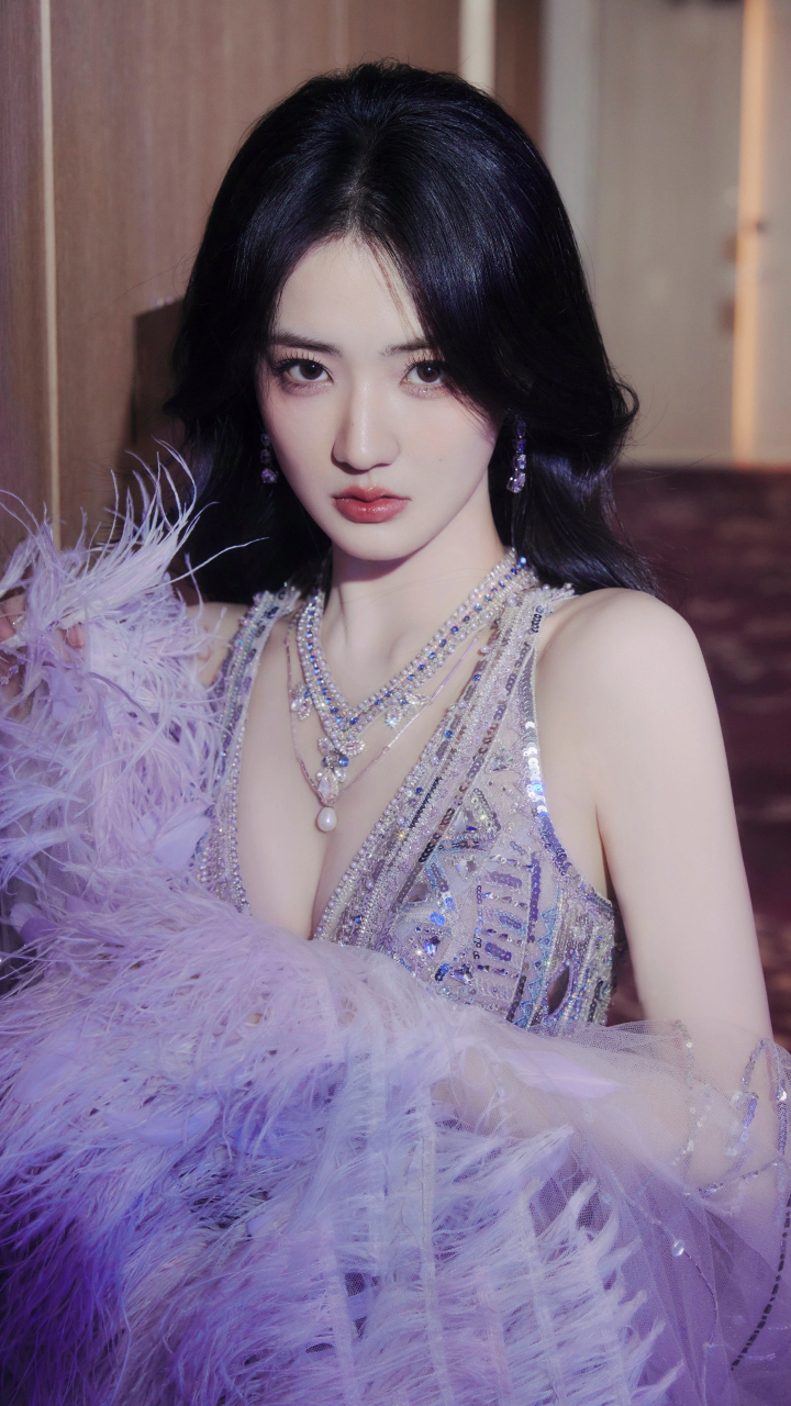 分享来自徐璐的一组超美写真,身着银色鱼尾裙,超级闪耀空灵有没有.