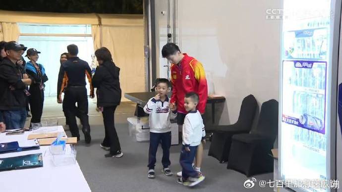 马龙两儿子马龙儿子马龙牵两个儿子亮相大满贯