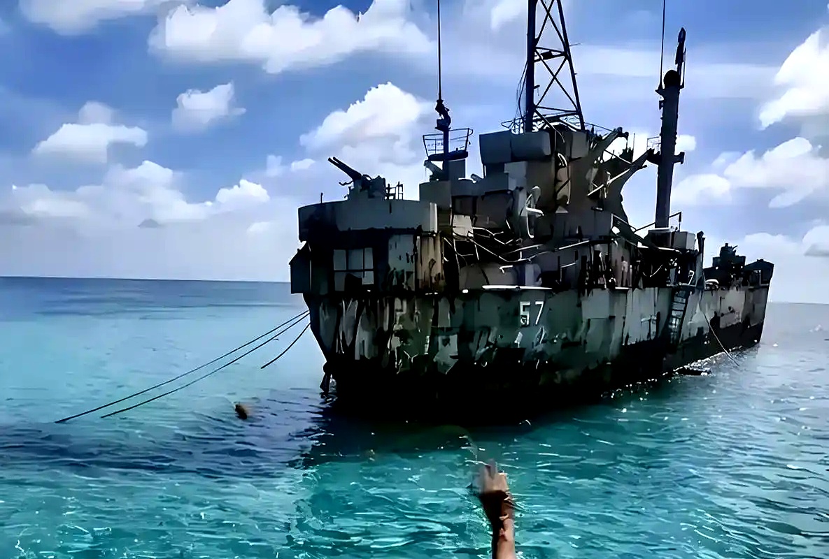铁锈色的海水拍打着"马德雷山号"腐朽的船舷,这艘被菲律宾强行搁浅在