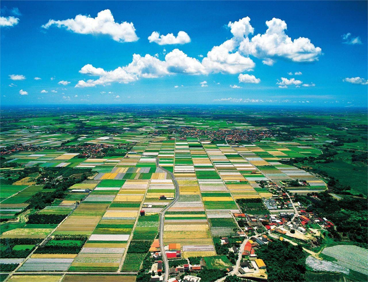 但其实,最早的"天府"出现在秦朝,指的是陕西的关中平原