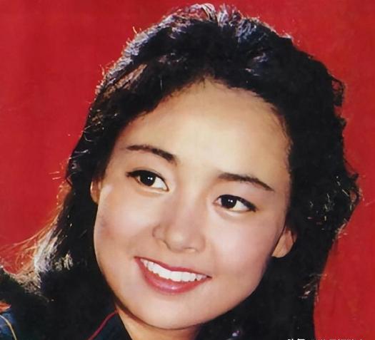 张瑜出生于优渥家庭,从小就是学校里的