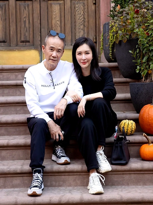 74岁的王石,带着44岁的妻子田朴珺,最近在杂志封面上闪亮登场