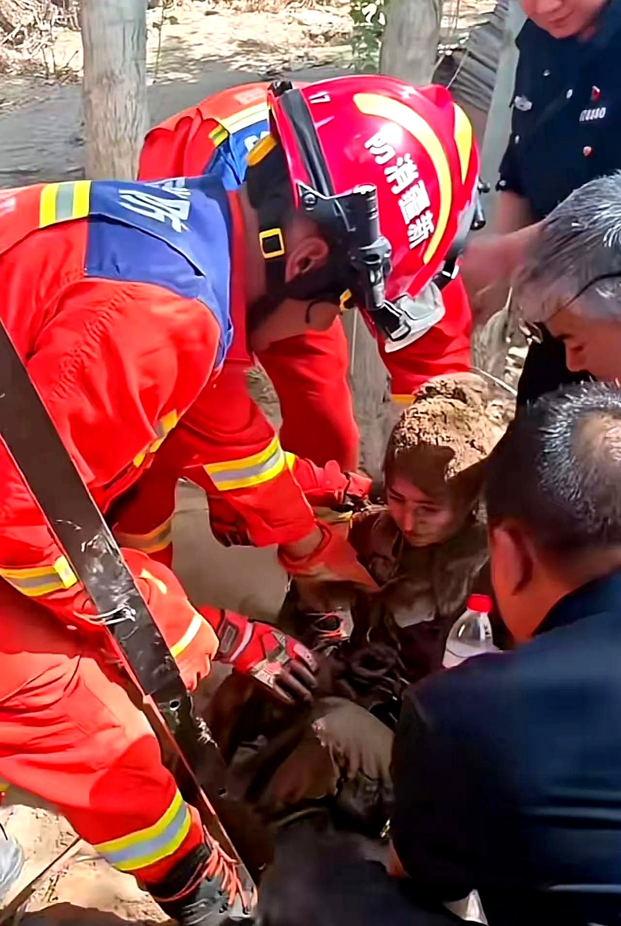 当她被拽出来时,浑身泥泞,宛如泥人一般,但在大家
