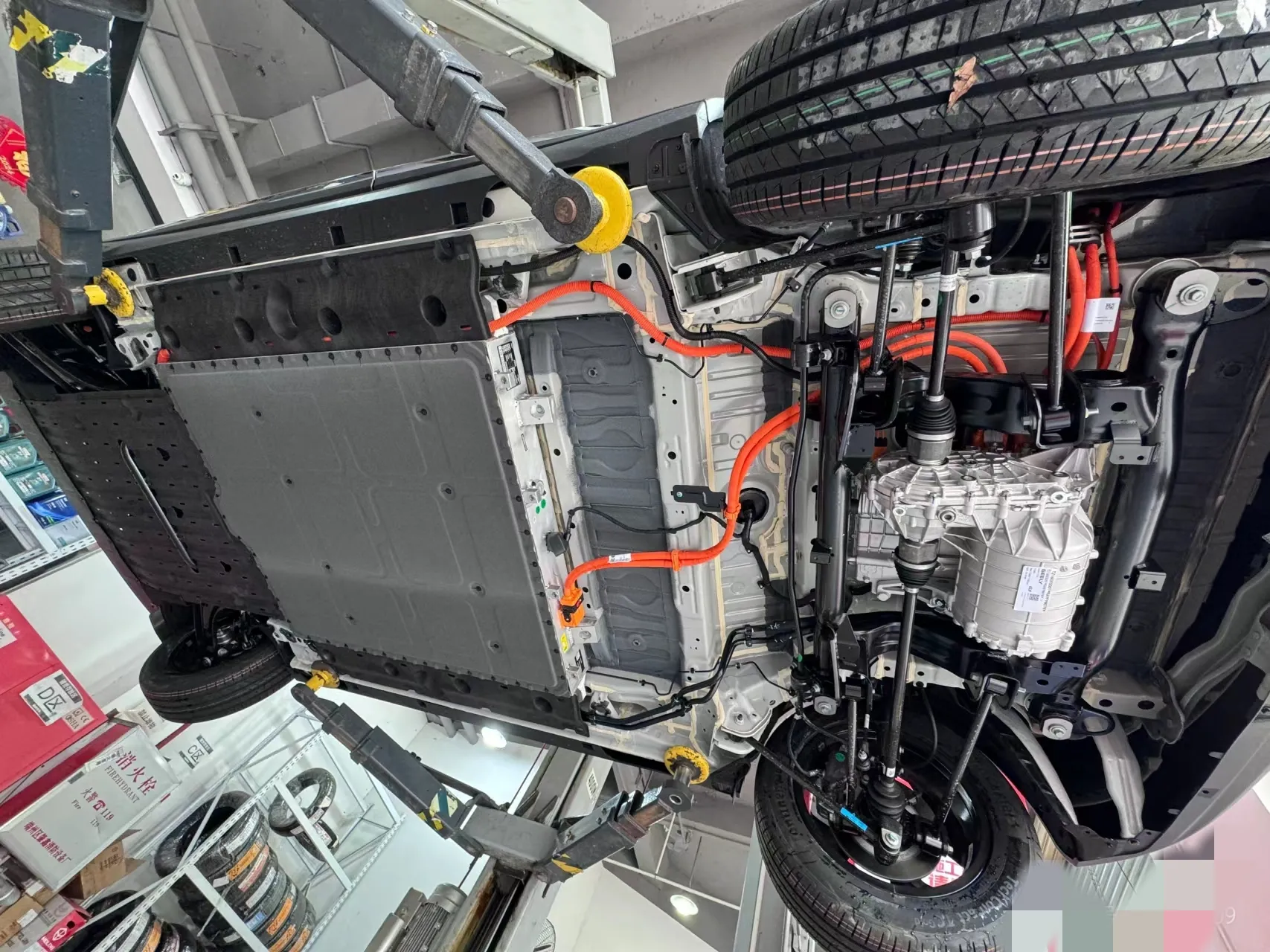 说实话现在电车底盘天然优势,电池在中间底座,四个轮子四平八稳