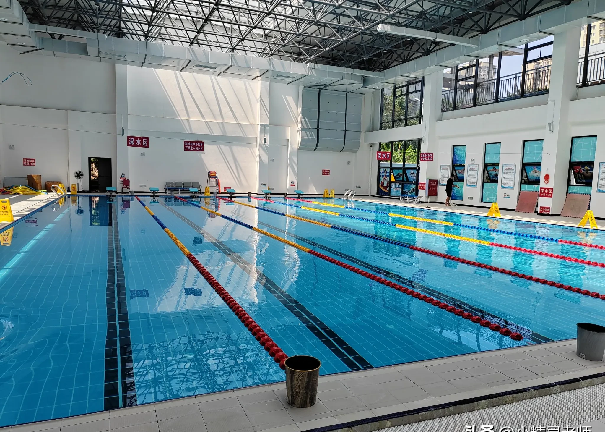 前天刚挑战了25米游泳,成功上岸还挺得意,心想今天再去泳池练练,提升