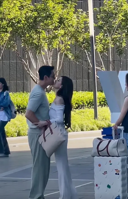 见惯了演员们借位演绎的吻戏桥段,此番却是货真价