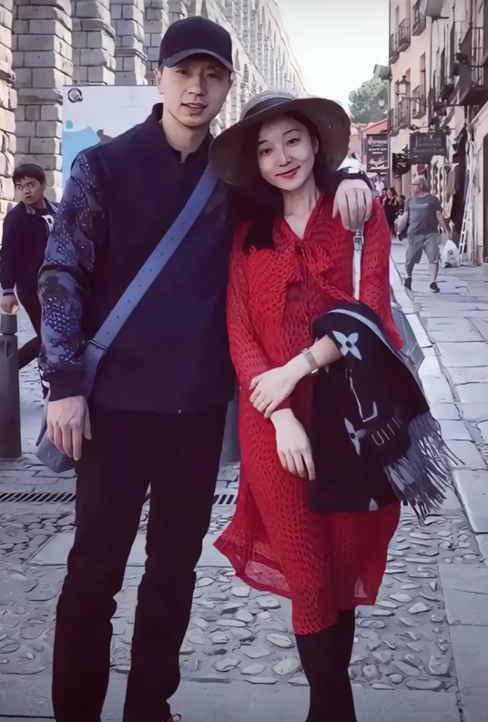 马龙和妻子夏露2017年结婚,龙嫂露露是江苏省河海大学法律专业毕业