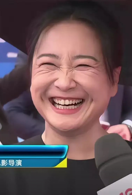 贾玲的笑容也比以前灿烂了 但是瘦身也带来了后遗症 笑得愈发肆无忌惮