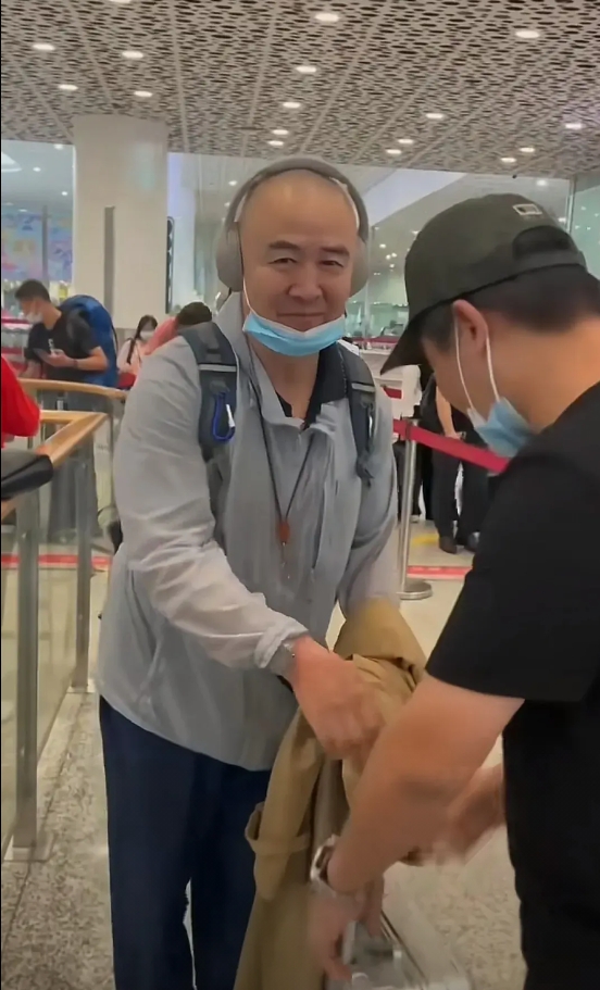 咸阳机场看到唐僧的扮演者徐少华,依然是光头,戴了一个耳机,口罩,状态