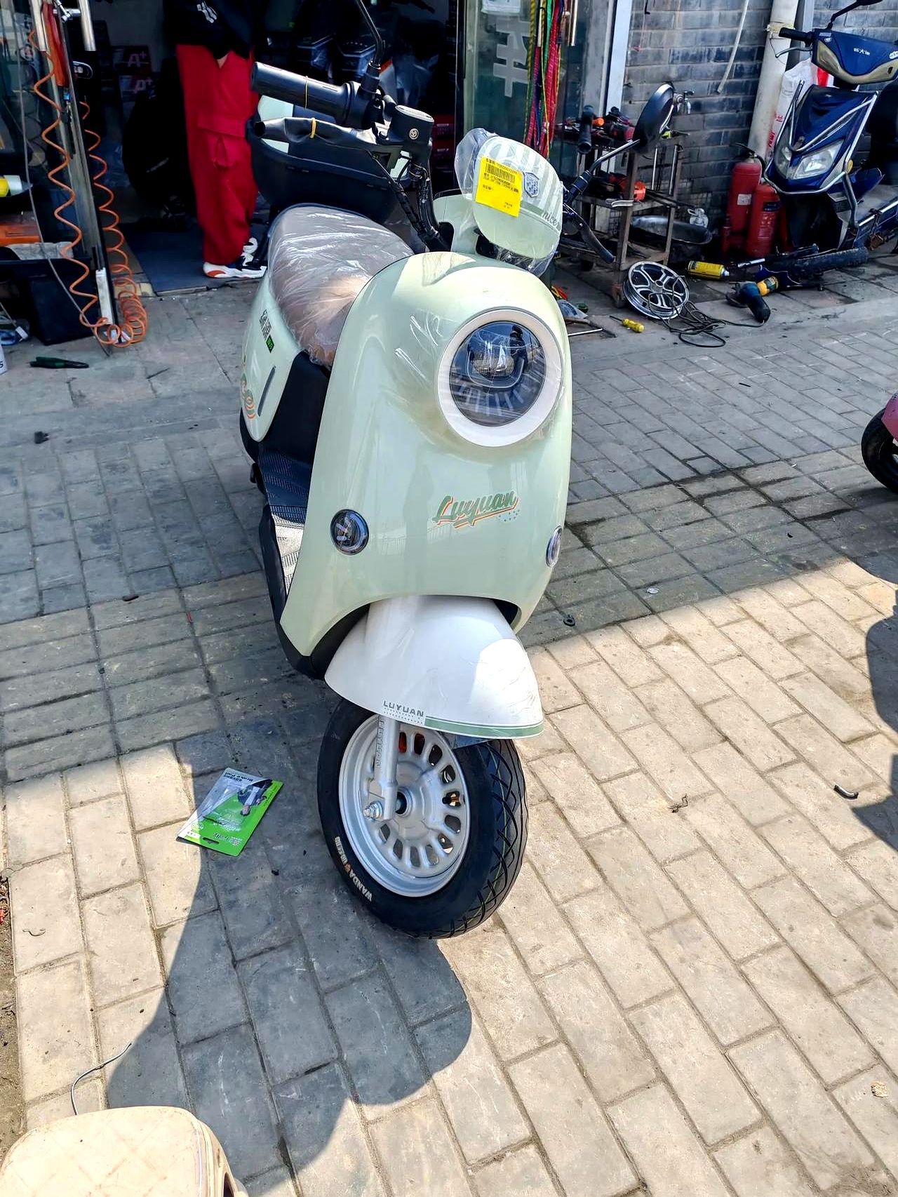 比较合算了,买的是老款双狮踏板车图片凤凰qq糖二轮电动车图片