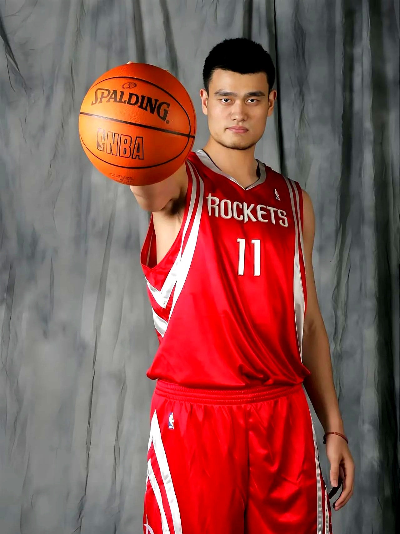 第一次:叶莉,43岁,1981年在上海出生,身高190公分,前篮球运动员 1998