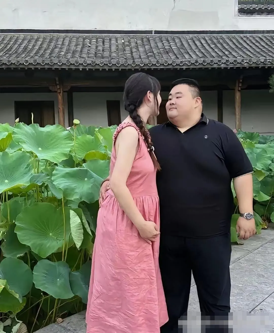 但她却选择嫁给了当地一个纺织厂的老板的儿子