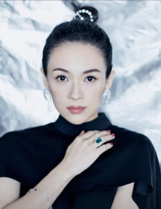 章子怡知道她想打耳洞,就每年给小苹果送一副耳环,因为小苹果的英文