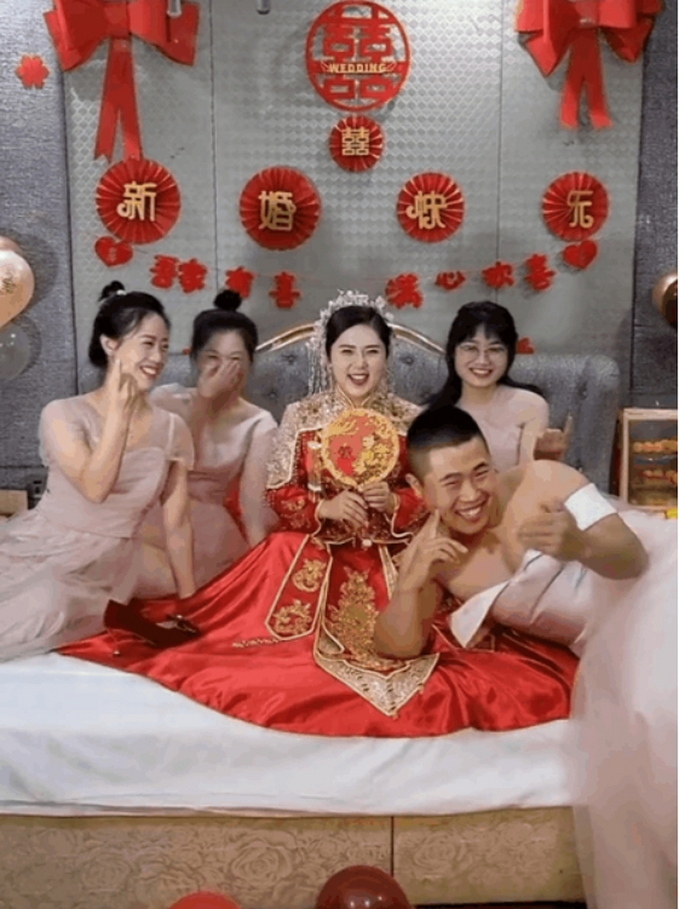 这伴娘实在是有点太抢镜了,过分了啊