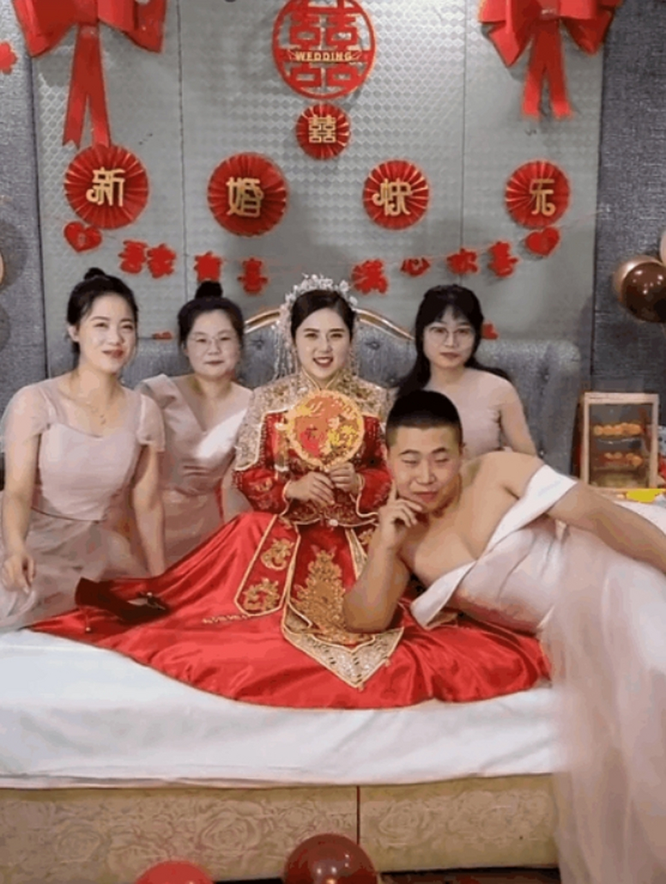 这伴娘实在是有点太抢镜了,过分了啊