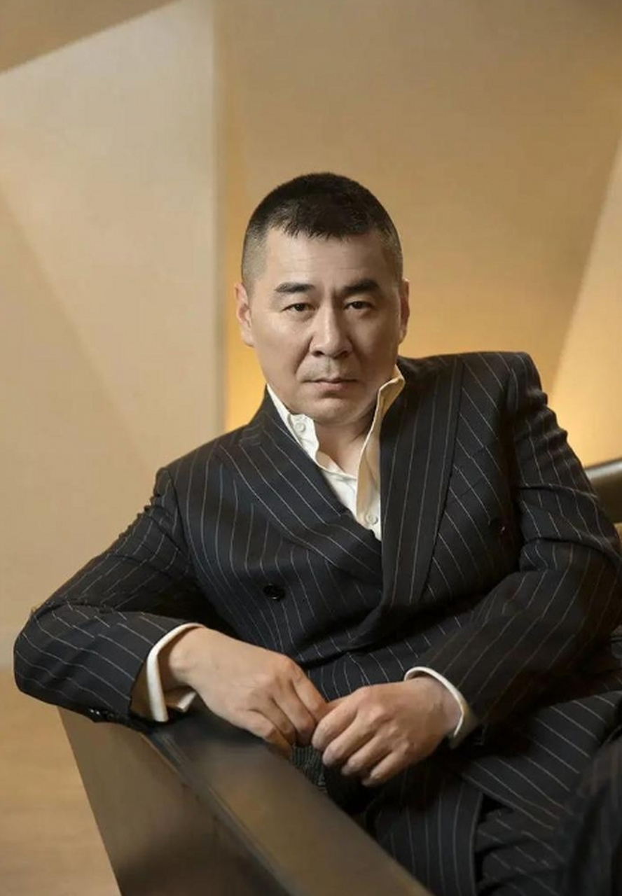 陈建斌左右搂着两个美女,高兴的都合不拢嘴了,长头发的是蒋勤勤,短