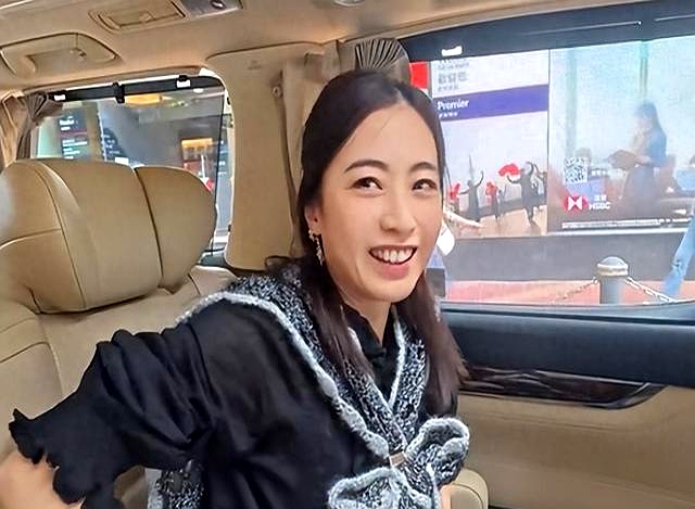 这段不到三分钟的对话里,甘比用家乡话和记者你来我往,活脱脱一个