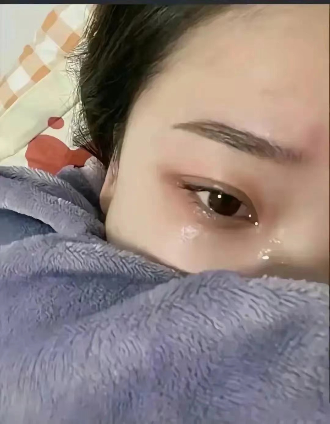 我女儿的烤肠被大姑子的儿子抢了,婆婆一个巴掌呼在我女儿脸上,女儿哭