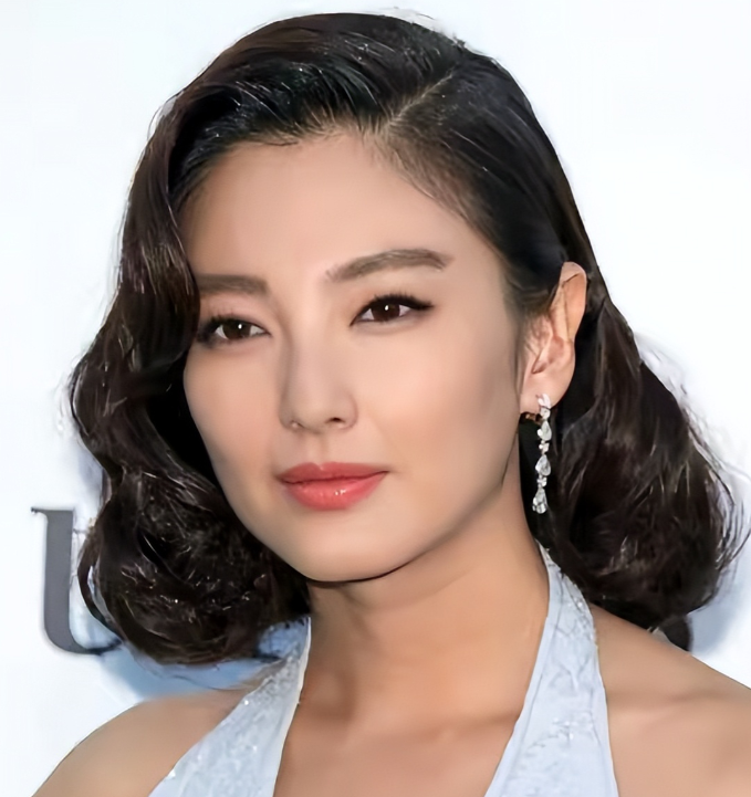 2016年,张雨绮跟认识才70天的富商袁巴元闪婚了,没多久就生下一对龙凤