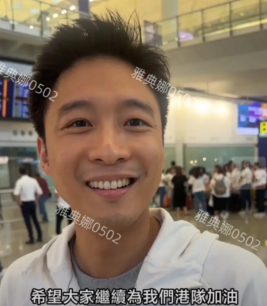 霍启山回香港了,在机场接受采访的他心情大好笑容满面