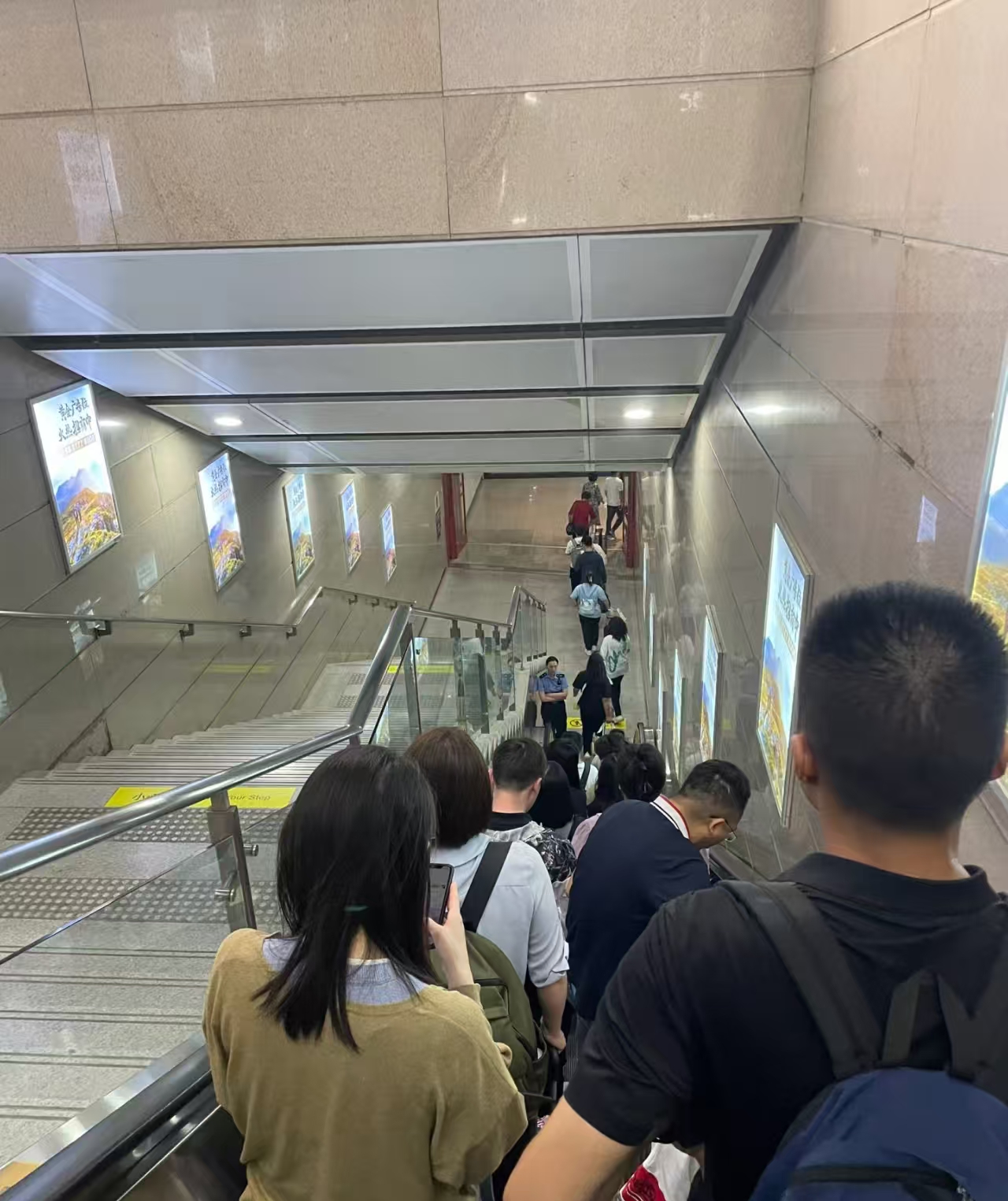 我今天赶末班车去旅游以为要排队结果5分钟就进去了警察叔叔查票还