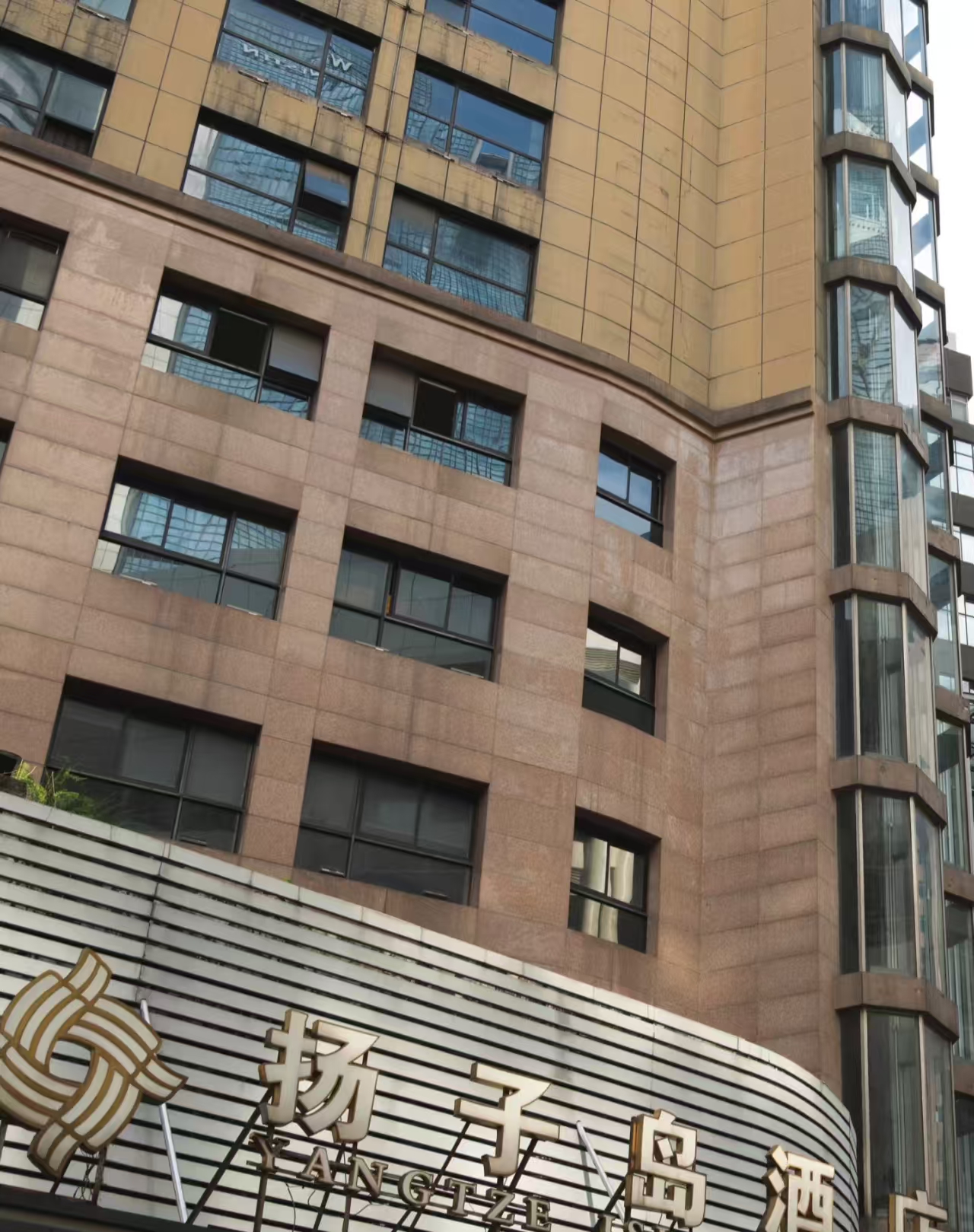 我今天从1楼到73楼观景台,一眨眼就到了,耳朵还有点嗡嗡响,太刺激了!