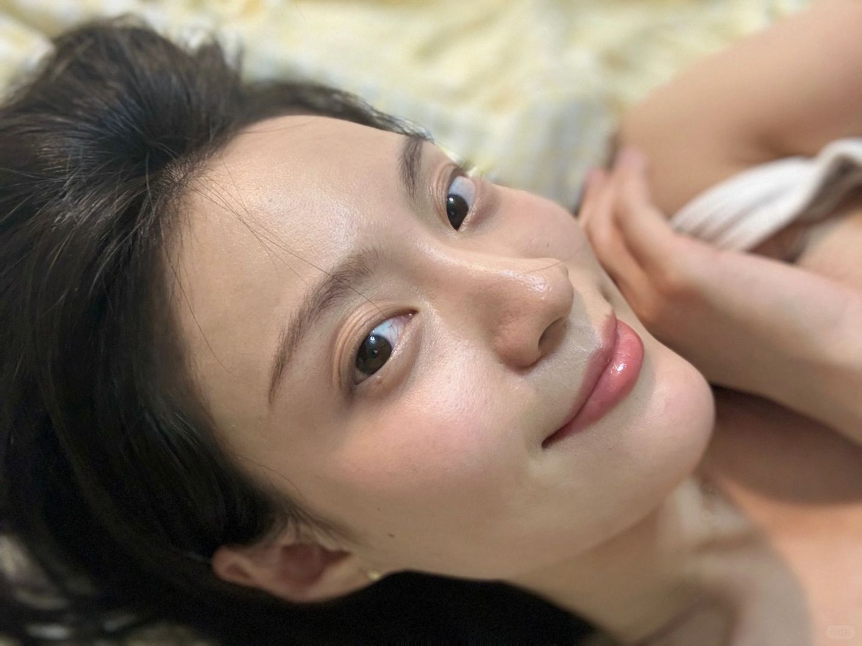 躺着自拍好像没有法令纹