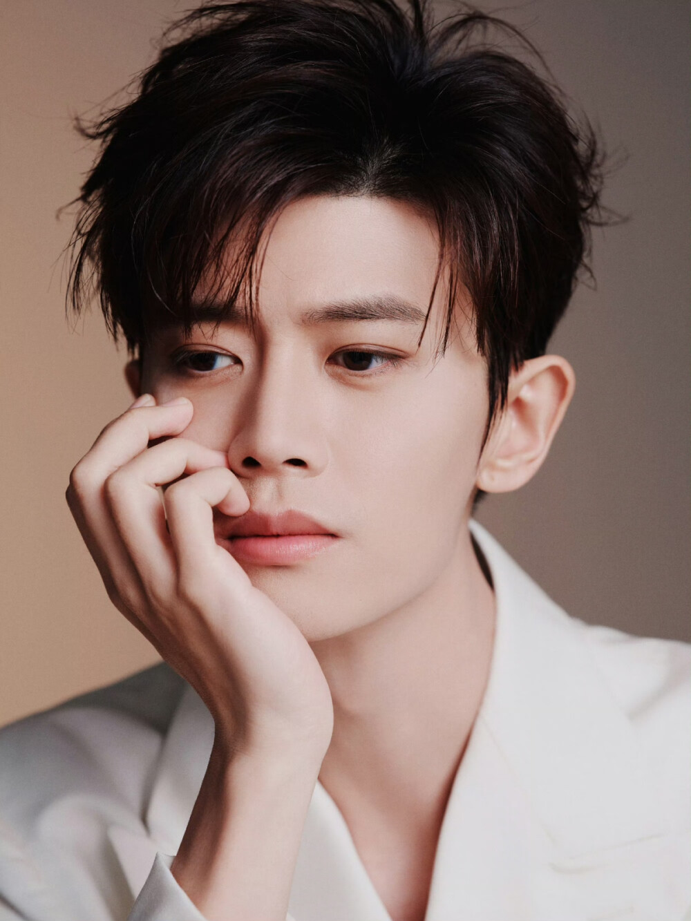 对此,既有任嘉伦粉丝觉得他团队昏招频