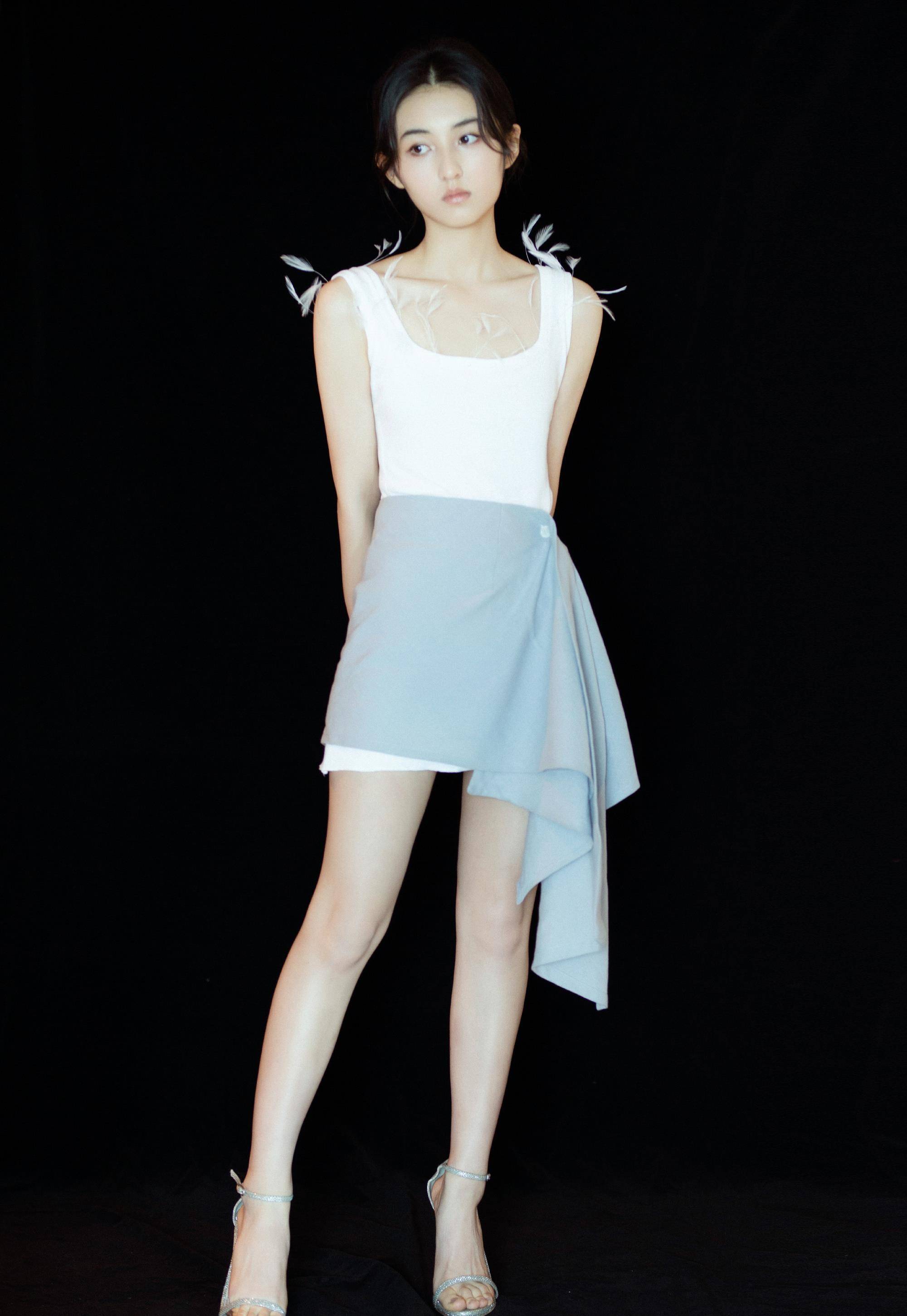 张子枫电影之路走的蛮踏实的,平时也非常低调,目前电影届还是相当看好