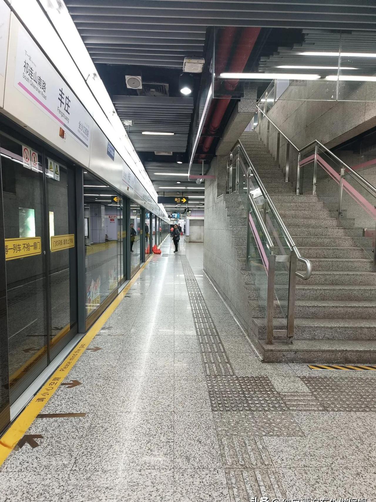 一位保姆,奔波于雇主和宿舍之间,地铁上的屏幕,成了她疲惫旅程中的