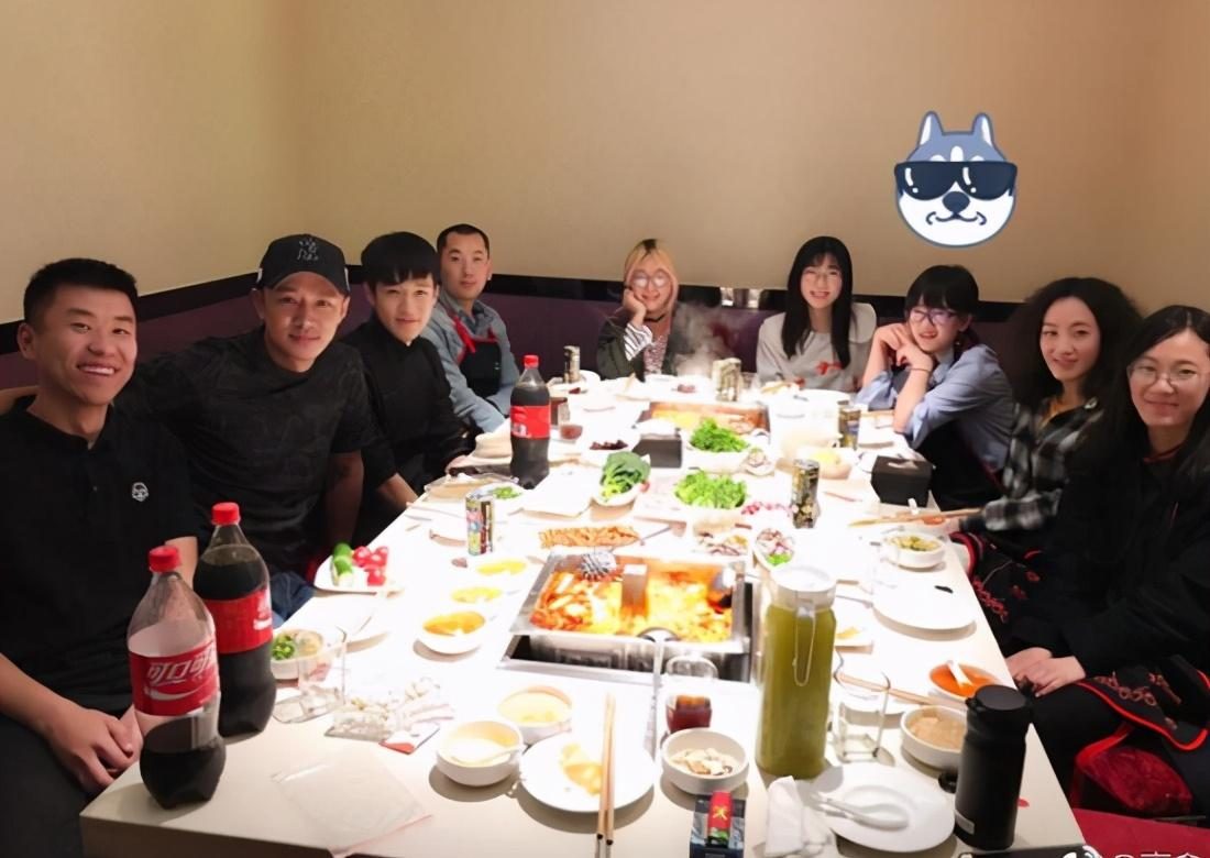 参加同学聚会,去了50个同学,刚好坐满5桌,吃完饭,我就去买单了,总共