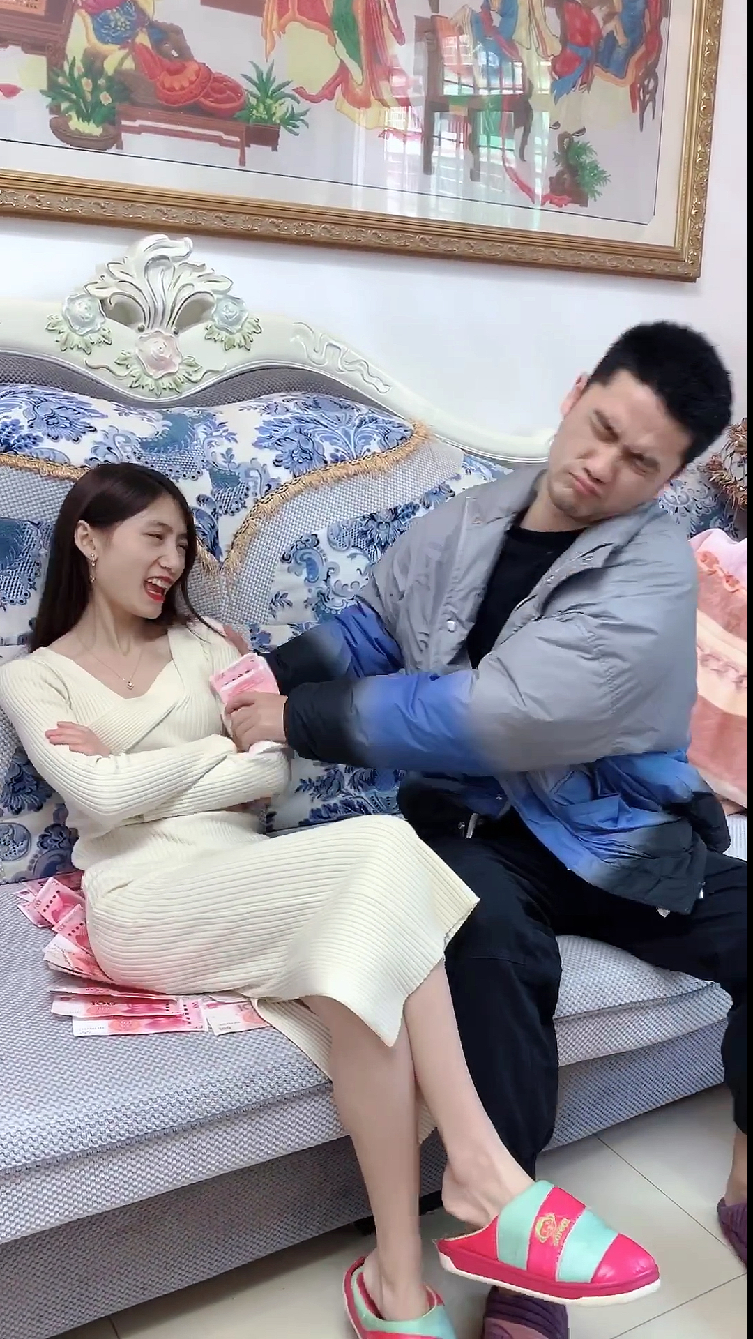 突然说:"媳妇,把那钱拿出来,咱凑凑买一辆代步车,带孩子回老家也方便