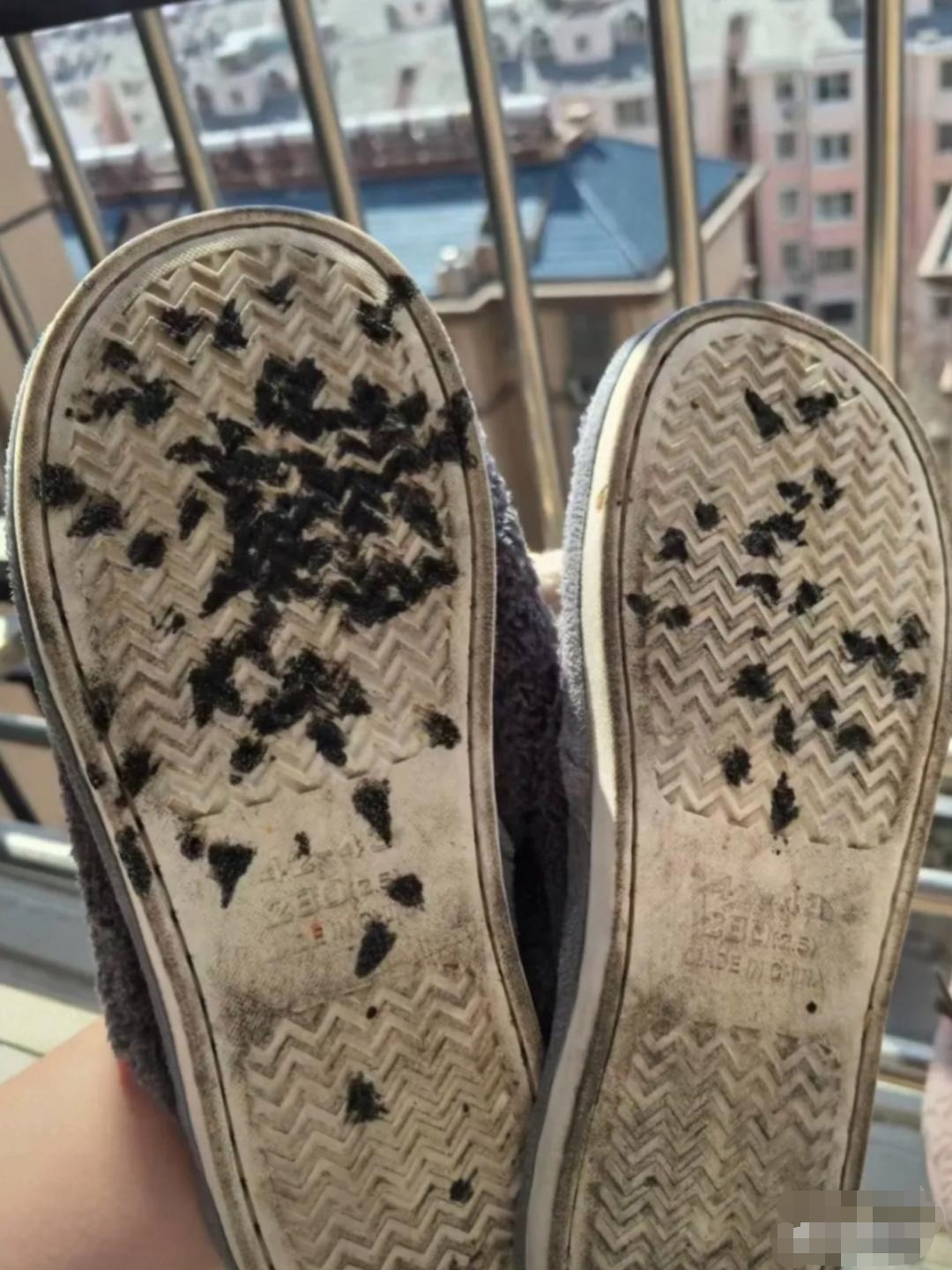鞋子里面的细菌有多可怕鞋底破洞图片大头帆布鞋下面裂开照片踩虫子