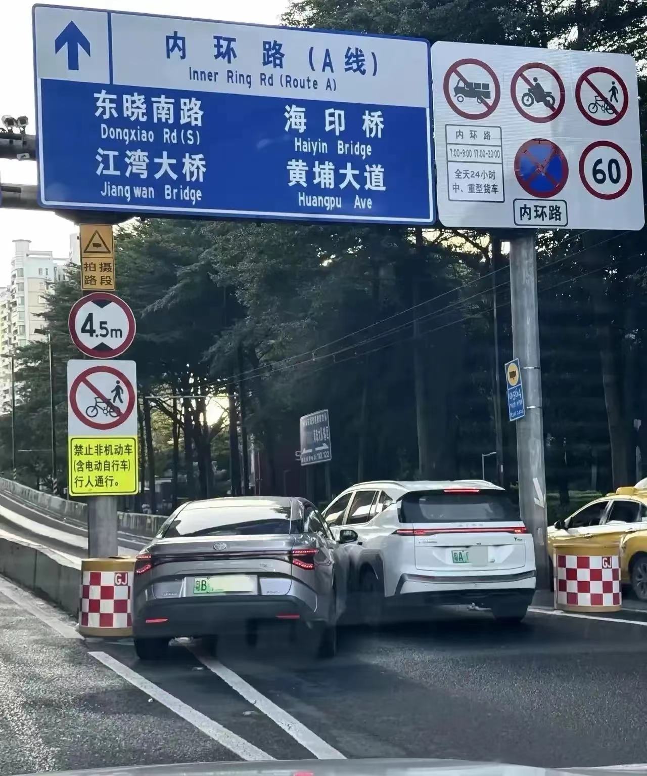 互不相让结果就这样了 白车是广州车牌 正常行驶进入内环路匝道