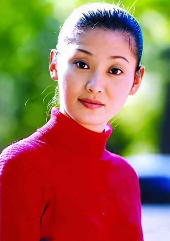 年轻时候的徐帆那可是演艺圈里的大美人一个,而且演技不俗,和蒋雯丽