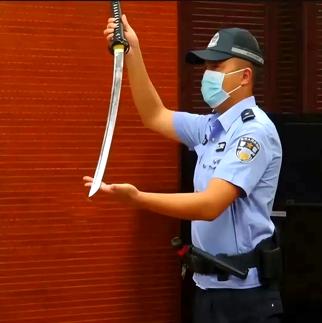 一个叫杨的男人,因为他出轨被前妻发现了,离婚后他