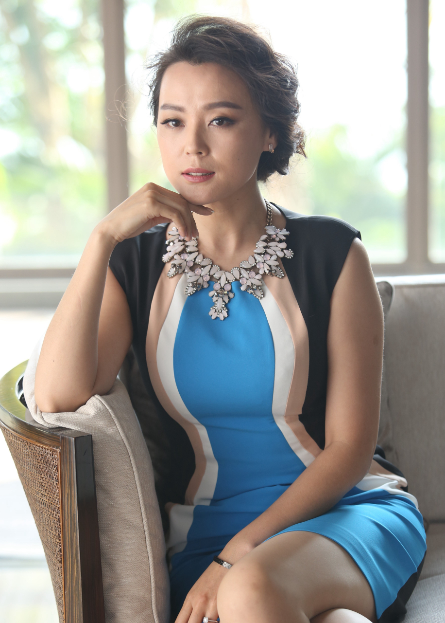 梁爱琪在社交媒体上秀出自己的肉丝美腿,高跟鞋的加持更显女神范儿