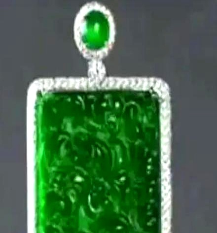 武汉一女子带着老公花费7400万购买的翡翠玉牌参加鉴宝节目