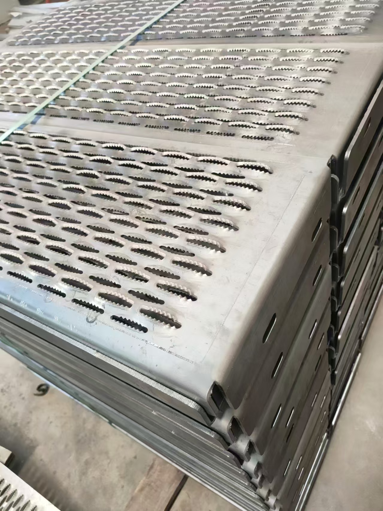 鳄鱼嘴防滑板一般采用耐磨,耐用的材料制成,如橡胶,特种塑料等,这些