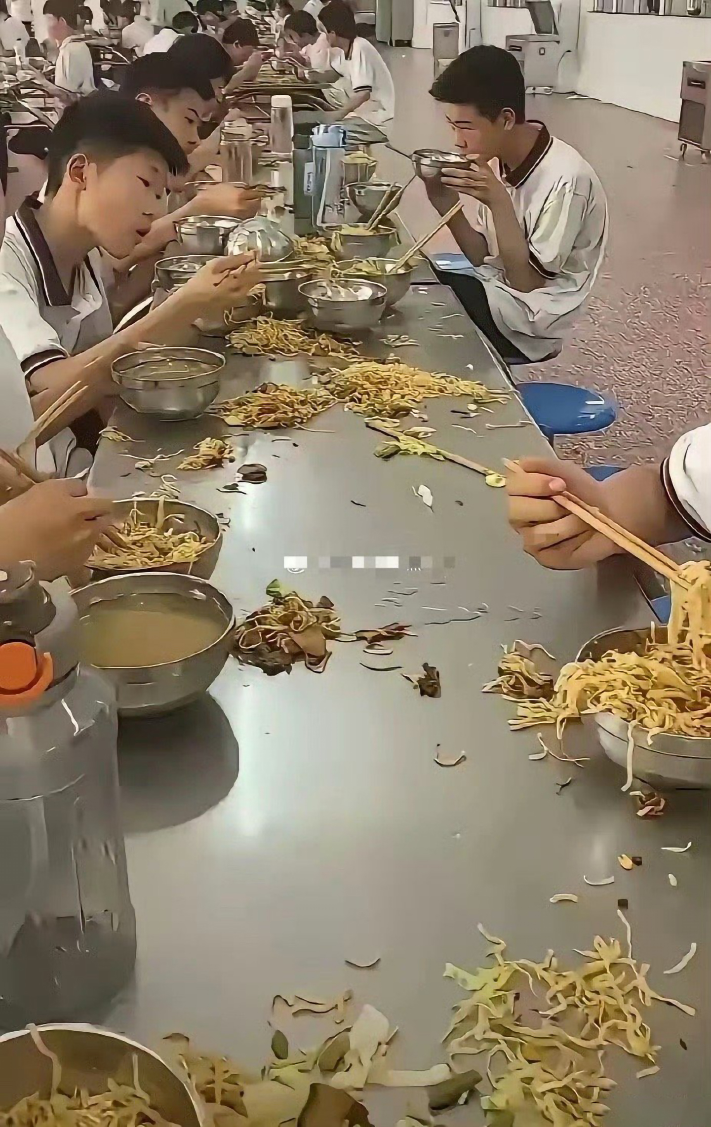 食堂眼前的一幕令人痛心一张张餐桌上被随意丢弃的饭菜堆积如山