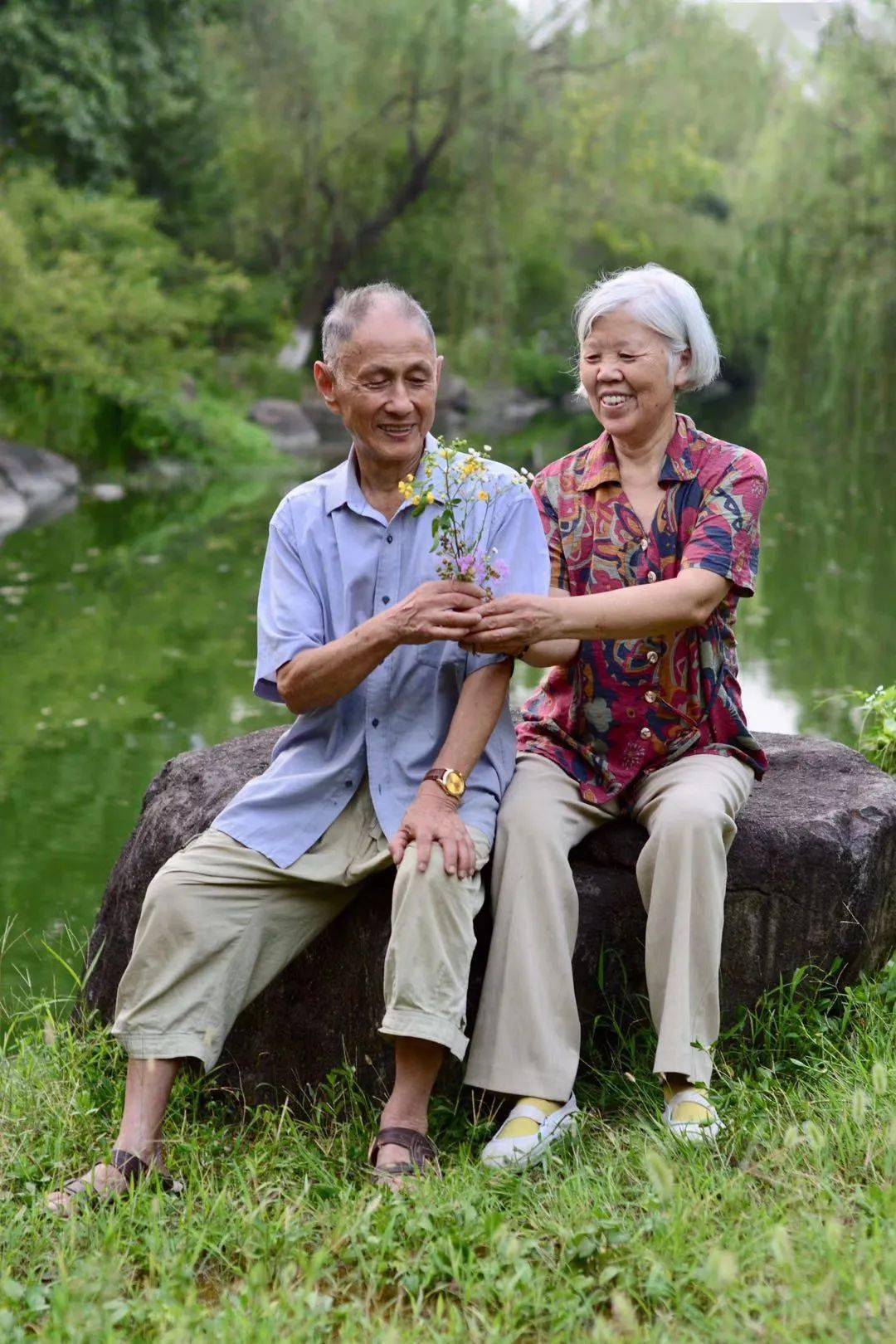 老年人相濡以沫的照片图片