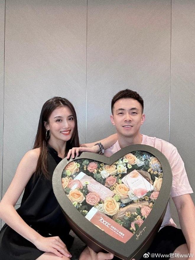 纪念 第一次拍大头贴  直播吧8月5日讯 今日,赵继伟妻子王君瑞更新