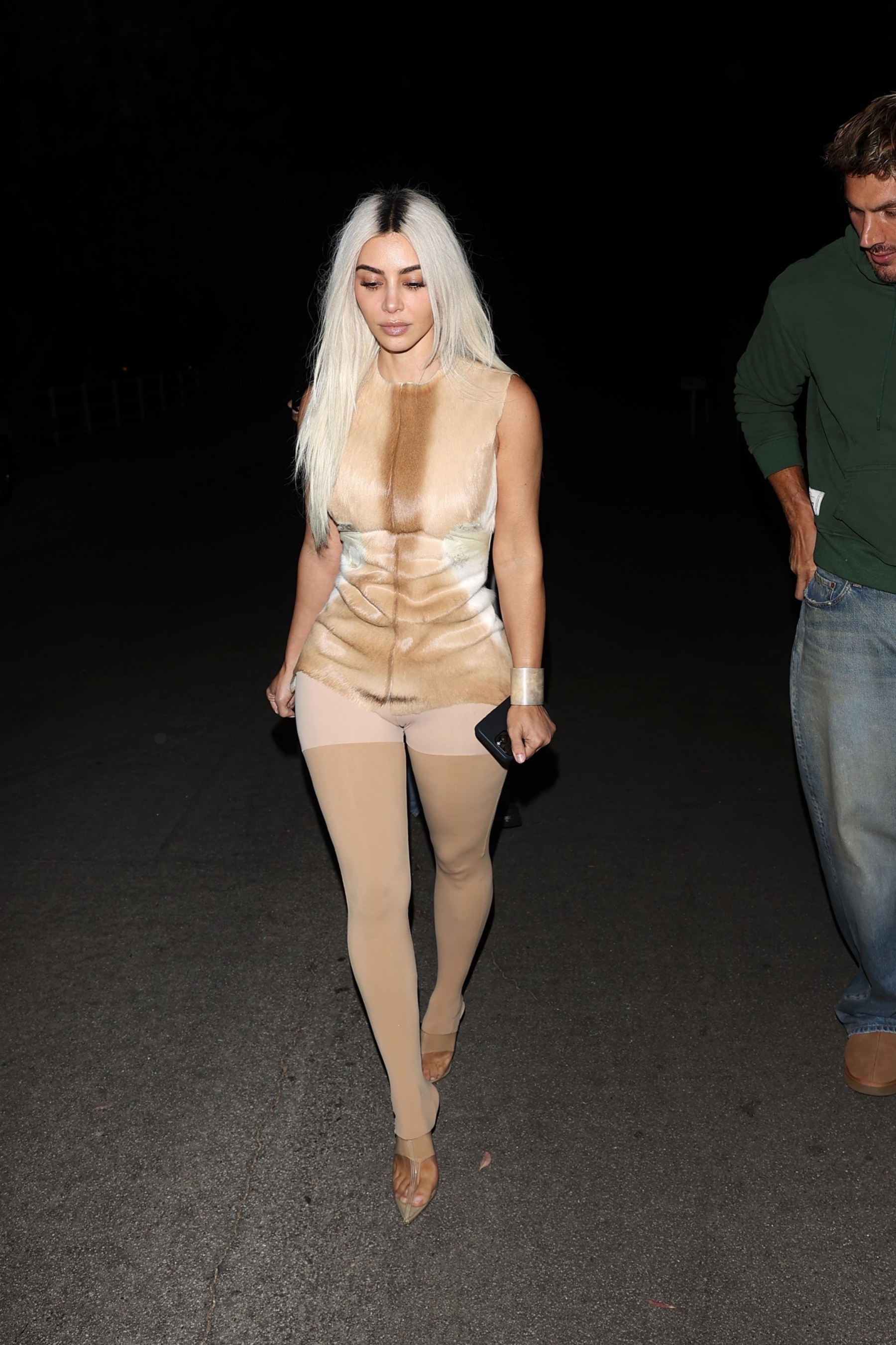 欣赏金·卡戴珊 (kim kardashian) 的时尚新造型