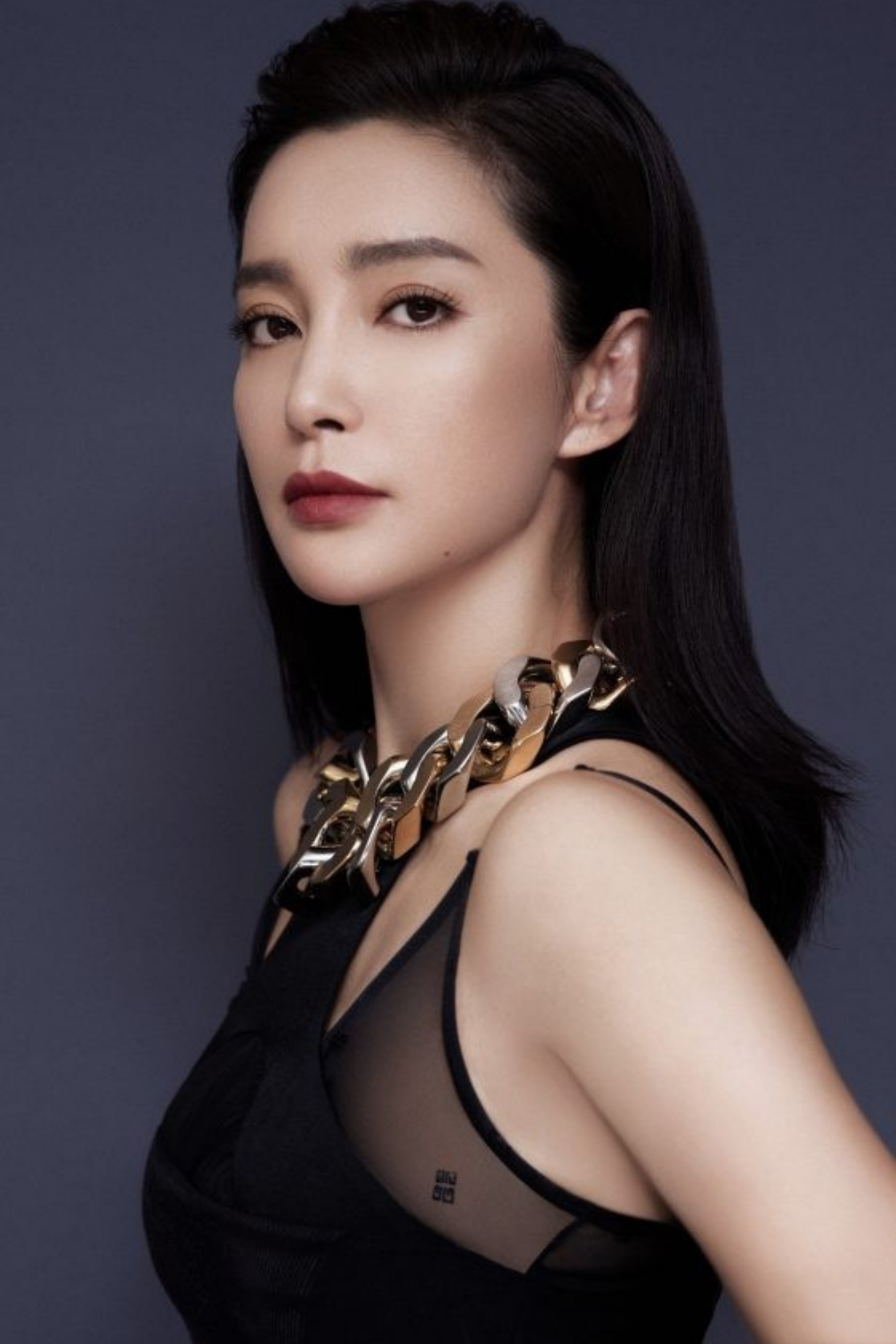 李冰冰展现全黑造型,既神秘又充满魅力