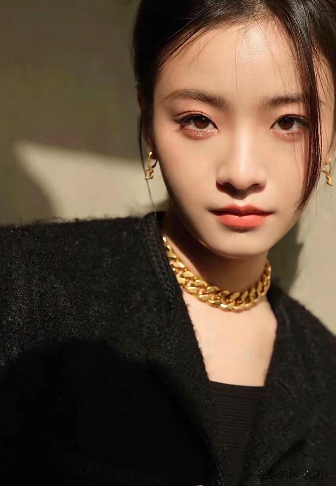 李庚希在圈里就爱看帅哥她可是有背景的艺人资源不愁