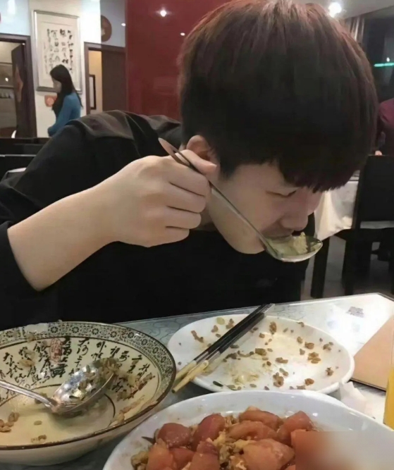 吃饭的大头,原来是左撇子,大口吃肉的样子,好可爱啊!