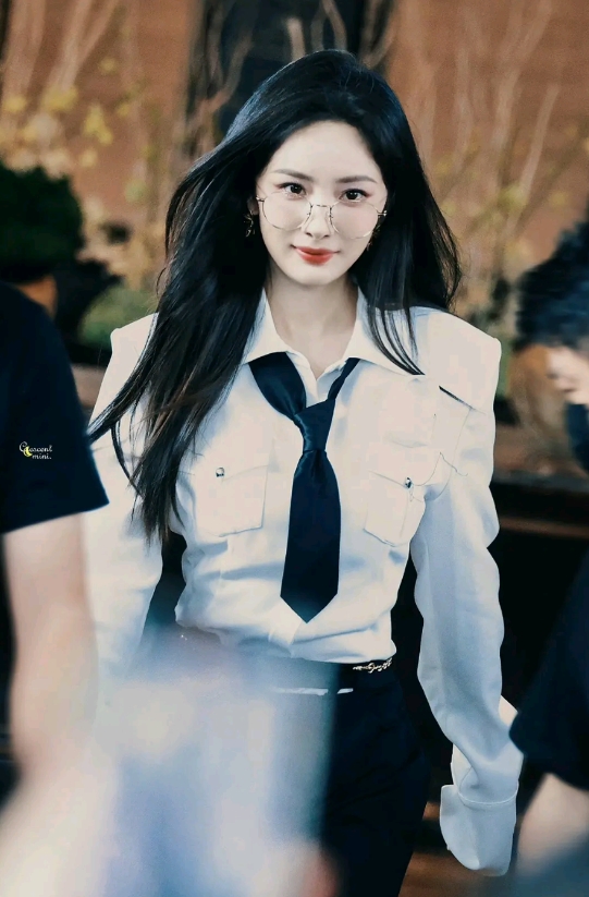 杨幂麻辣女教师上线!谁能拒绝这样的神仙腰臀比