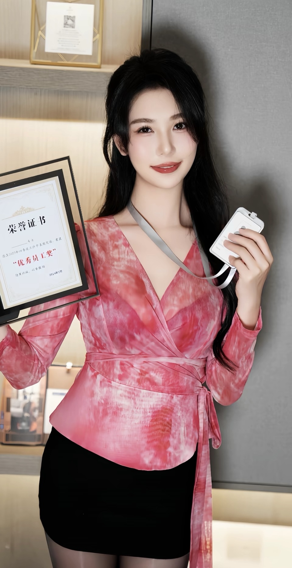 站在这个被荣誉光环笼罩的瞬间,我身着一袭粉色斑点