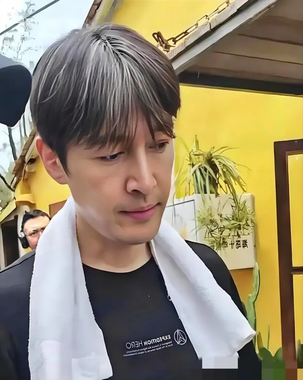 最后把他拿下的,他老婆没一点家庭地为的,他也不是看到的那样胡歌助理