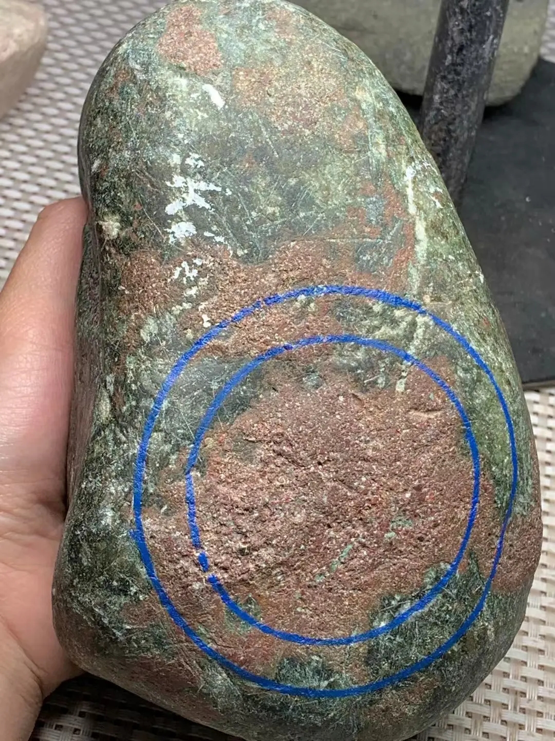 翡翠原石货不对版对比图(翡翠原石的价格真的很高吗)